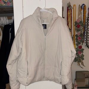 Vuori Cream Puffer Jacket with Stand-Up Collar and Zip-Front